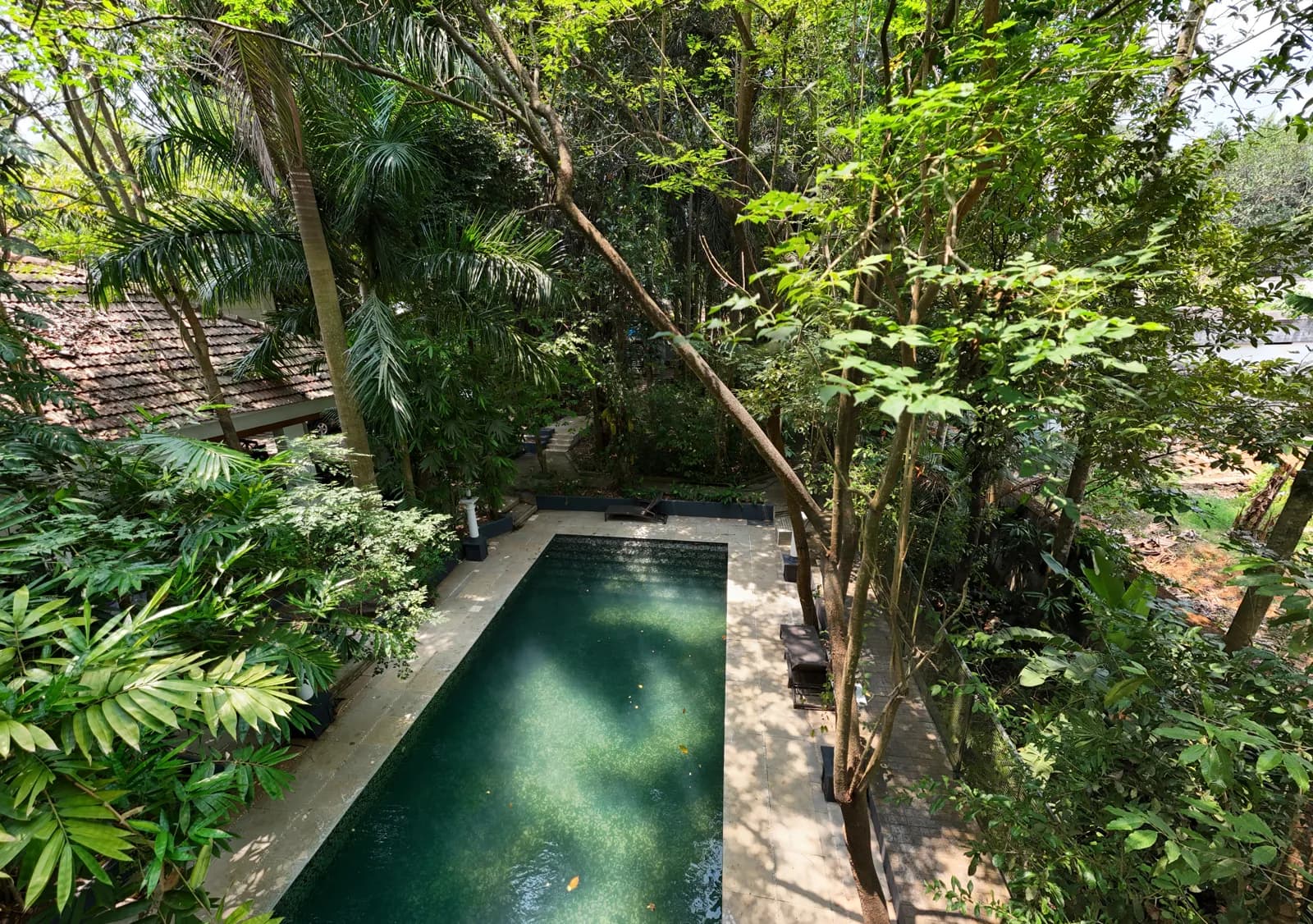 Vista aérea de la piscina en Softouch Ayurveda Village, Kerala
