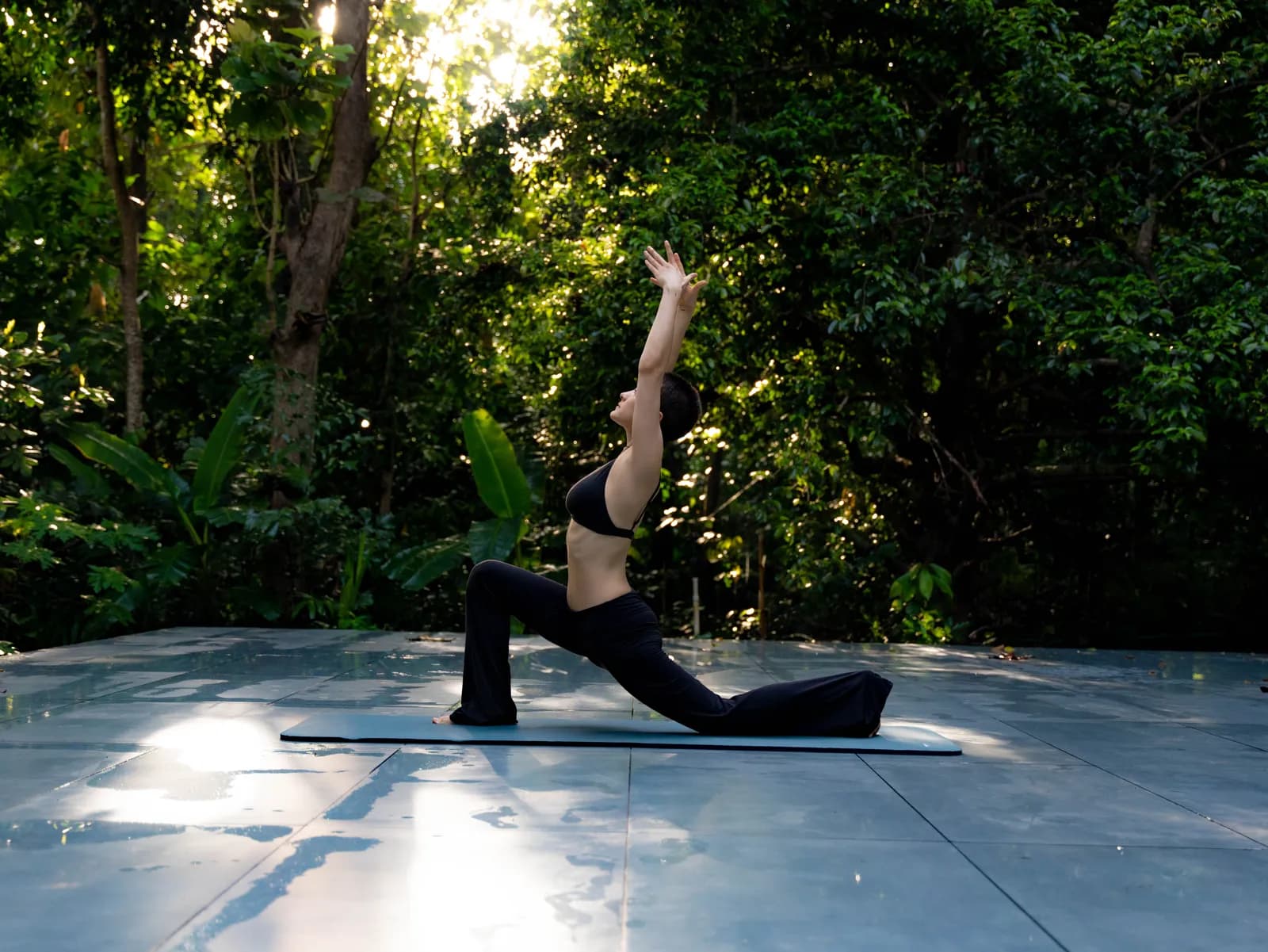 Yoga du matin sur la terrasse au bord de la rivière, Softouch Ayurveda Village, Kerala